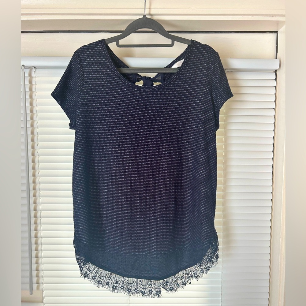 Lauren Conrad Size M Navy Bow Tie Back Lace Trim Tee Shirt
